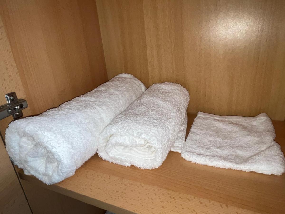 Zimmer Fuer Monteure, Handwerker Oder Reisende Essen Exteriér fotografie