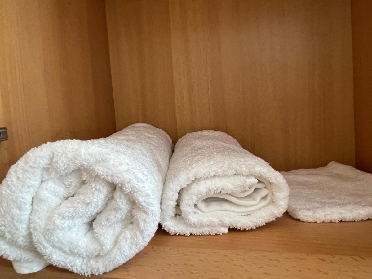 Zimmer Fuer Monteure, Handwerker Oder Reisende Essen Exteriér fotografie