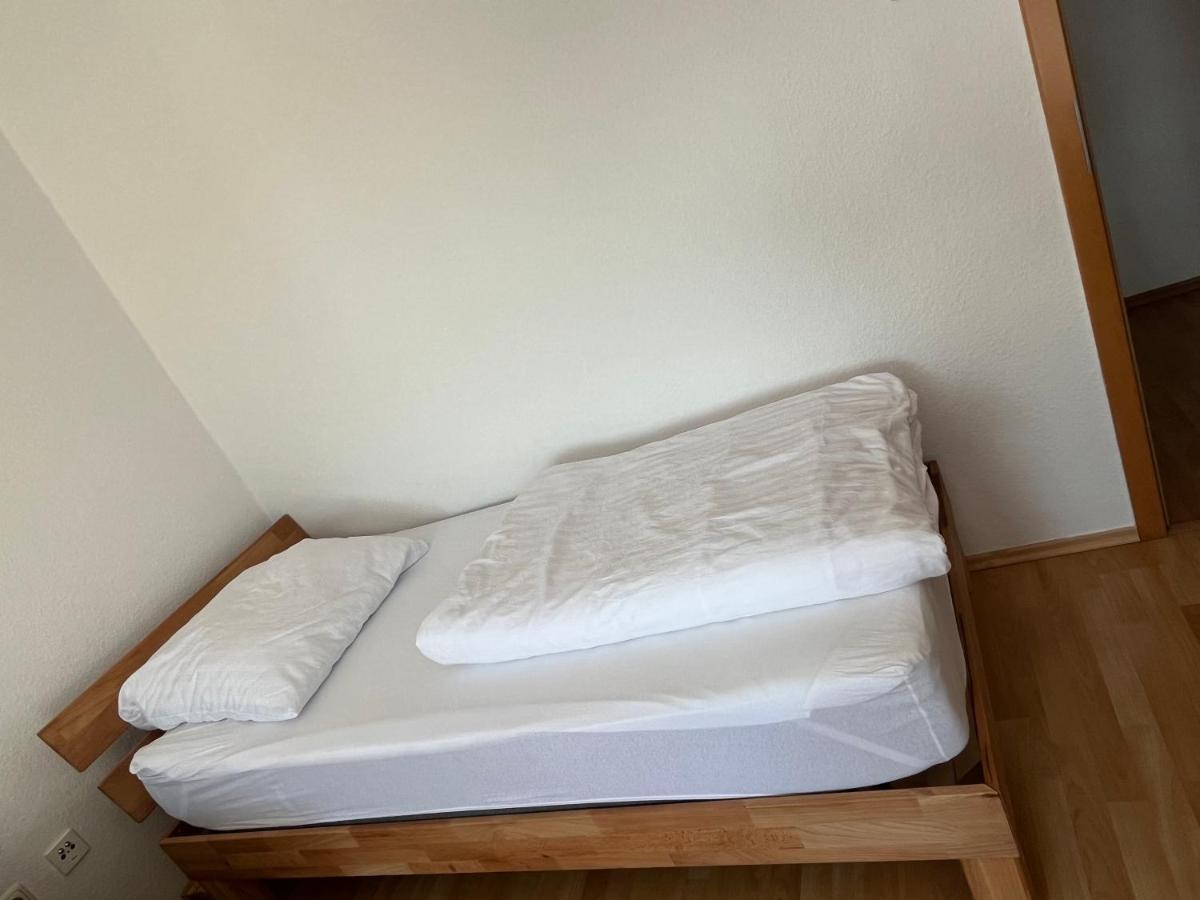 Zimmer Fuer Monteure, Handwerker Oder Reisende Essen Exteriér fotografie